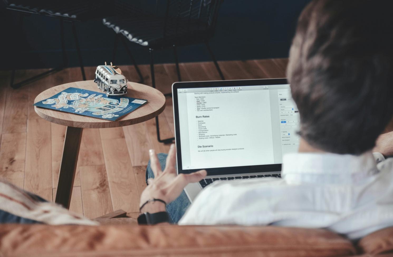 Startup-Gründer bei der Finanzplanung mit Laptop und Dokumenten